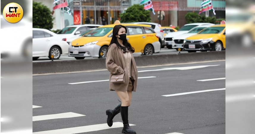 16日越晚越冷。（示意圖／劉耿豪攝）