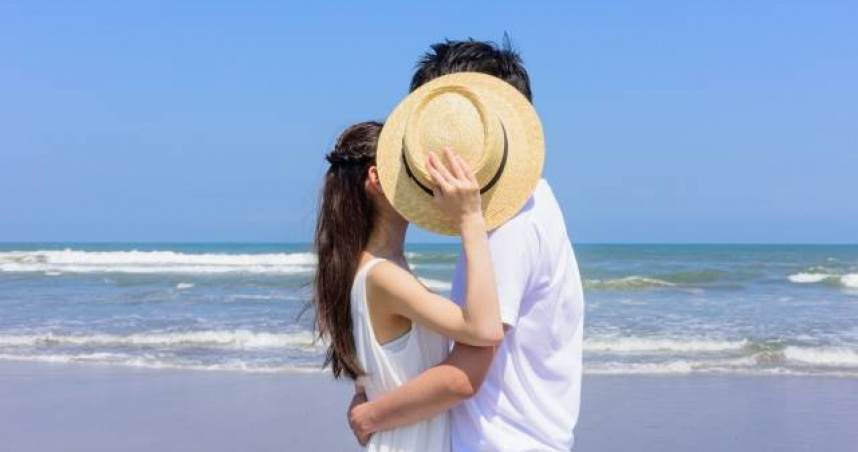 接吻象徵親密和愛意，但也可能成為傳播疾病的媒介。（示意圖／翻攝自photoAC）