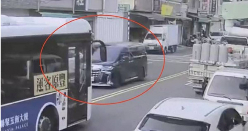 公車為了閃避違停瓦斯車，不慎跨越雙黃線闖入對向，接著迎面撞擊駛來的休旅車。（圖／翻攝畫面）