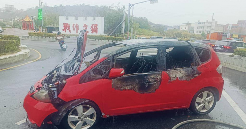 小金門1名洪姓男子駕車不慎自撞八達樓子圓環，車輛瞬間起火燃燒嚇壞路過民眾。(圖／翻攝畫面)
