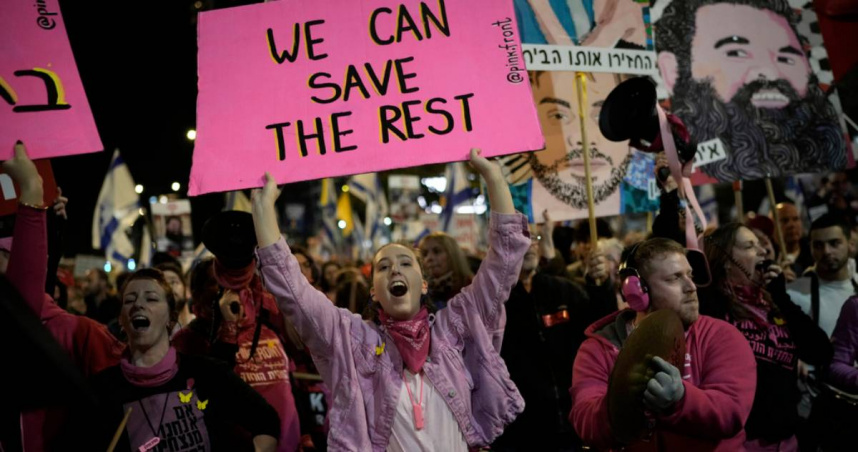 人們在以色列特拉維夫參加抗議活動，要求立即釋放哈馬斯在加薩劫持的人質。（圖／美聯社／達志）