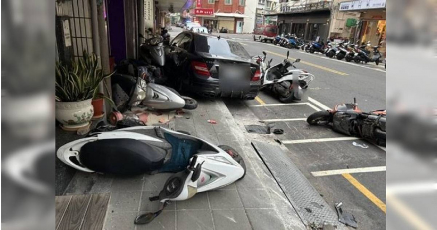 澎湖1輛轎車突自撞路邊停放的車輛，造成13部機車挨撞毀損，所幸無人傷亡。  （圖／翻攝畫面）