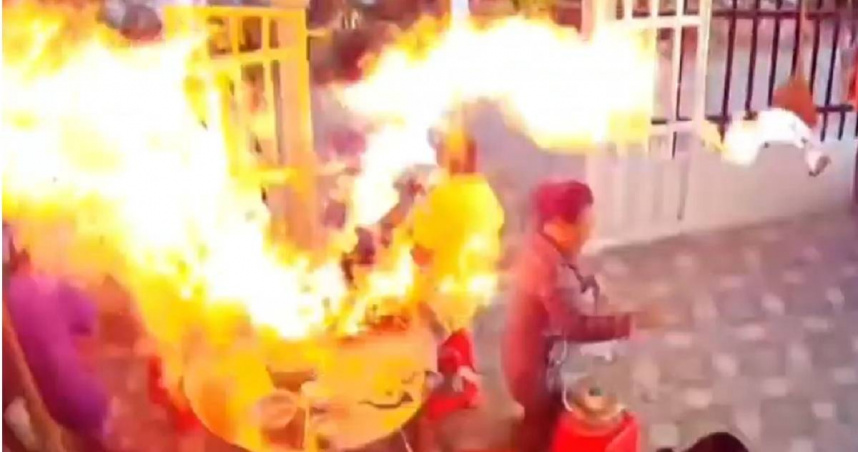 越南一戶人家在前院圍著桌子吃火鍋，豈料瓦斯爐疑似瓦斯外洩，突然炸出巨大火花。（圖／翻攝YT／Ong KuongNguyen）