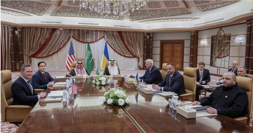 美國國家安全顧問邁克爾沃爾茲（左1）、美國國務卿盧比歐（左2）與烏克蘭外長西比哈（右3）、烏克蘭總統幕僚葉爾馬克（右2）和烏克蘭國防部長烏梅洛夫（右1）在沙烏地阿拉伯進行會談。（圖／達志／美聯社）