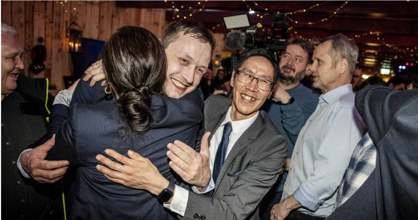 民主黨領導人、前產業暨礦產部長尼爾森（Jens-Frederik Nielsen）與支持者擁抱慶祝勝選。（圖／達志／美聯社）
