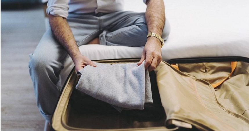 日本一名男子在北海道新千歲機場托運行李，因行李異常超重被要求打開檢查。（示意圖／翻攝自unsplash）