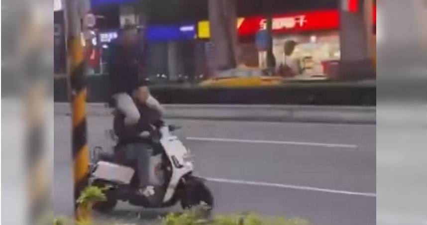 新北市土城區昨（23）日出現兩名國中生「疊羅漢」騎微型電動二輪車，被民眾拍下上傳，轄區土城警分局調查後確認是兩名國中生違規，依《道路交通管理處罰條例》開罰。（圖／翻攝自臉書）