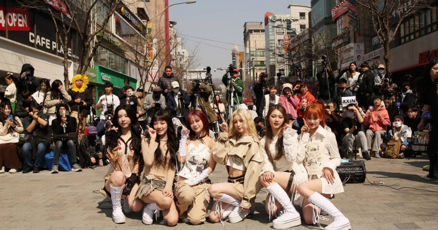 女團「GENBLUE幻藍小熊」攜新專輯《ACT LIKE THAT》回歸韓國樂壇，挑戰街頭快閃路演，首次在韓國辦簽售會。（圖／天空娛樂提供）