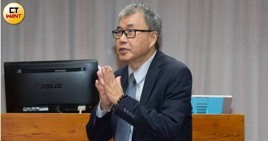 針對教師區桂芝上央視引發爭議，教育部長鄭英耀表示尊重言論自由，但強調教育工作者應具備國家意識。（圖／黃威彬攝）