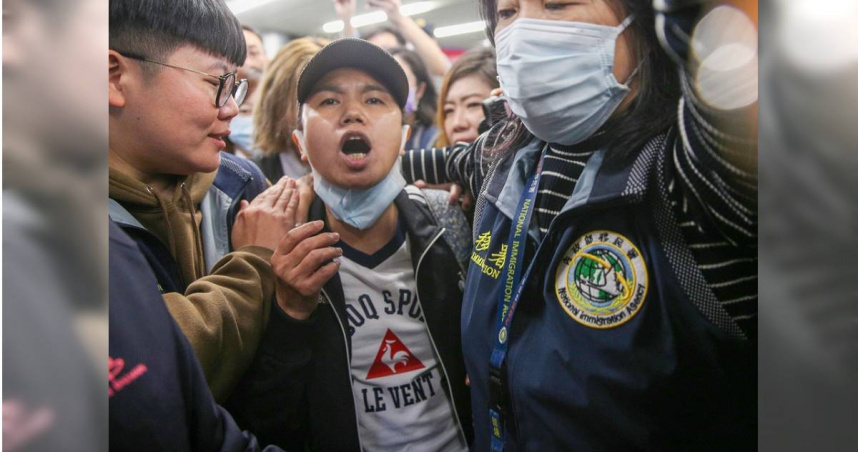 陸配「小微」(見圖,中)上午11時25分由移民署官員陪同,12時許抵達將桃園機場,搭乘下午2時10分飛機直飛大陸廣州班機;她在桃機時不滿大喊「做一個堂堂正正的中國人,我有錯嗎?我愛家愛國,我有錯嗎?」(圖/中國時報陳麒全攝)