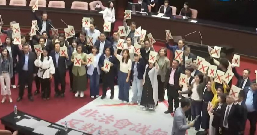 韓國瑜雖再度被民進黨立院黨團痛罵民主殺手，但堅持議事都按程序處理，沒有問題（圖／中天新聞）