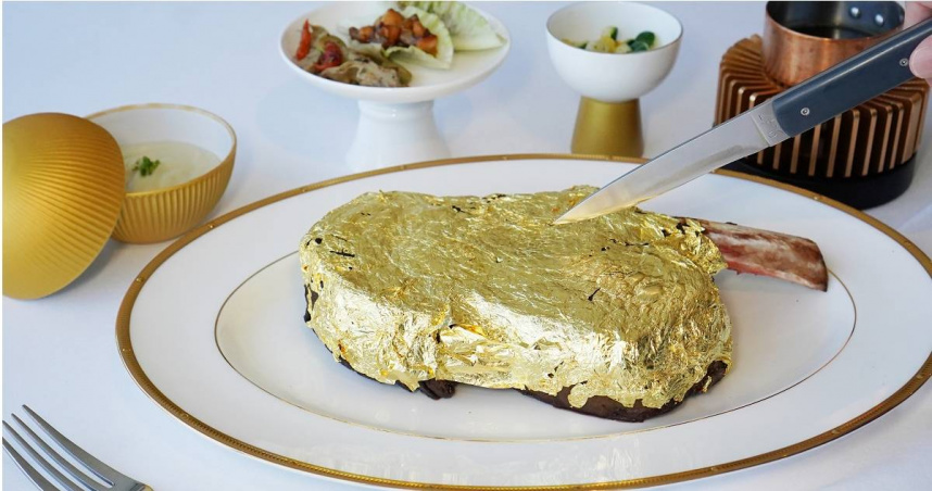 可供4人品嘗的主餐「澳洲Blackmore 純血和牛帶骨肋眼40 oz」，午間套餐每位6,380元、晚間套餐每位6,880元。（圖／魏妤靜攝）