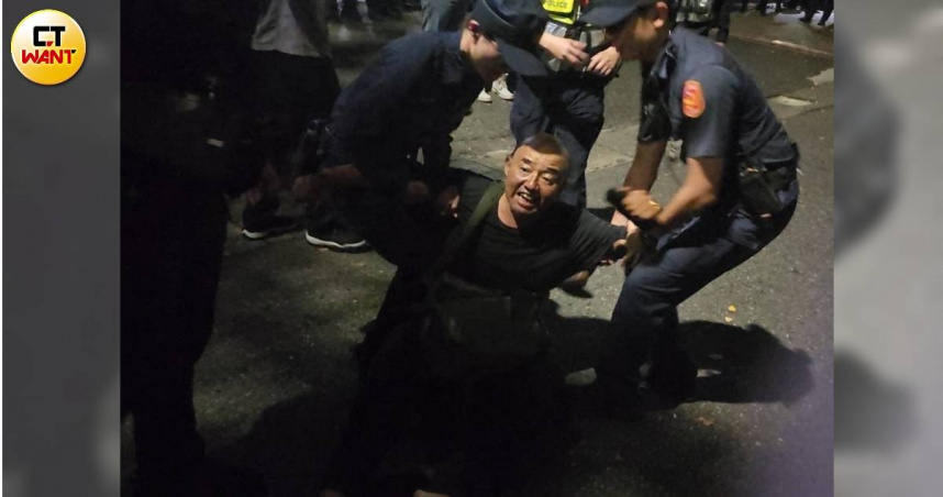 綠營支持者闖入北檢挑釁國民黨聲援者，險些釀成肢體衝突。（圖／高家祥攝）