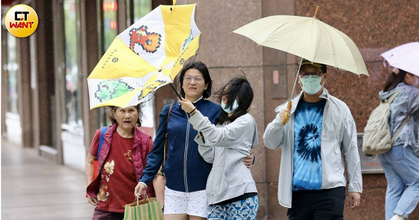 中央氣象署今年起將新增「颱風警報期間沿海地區風力預報」服務，提供各縣市政府進行停班課決策參用。（圖／CTWANT提供）
