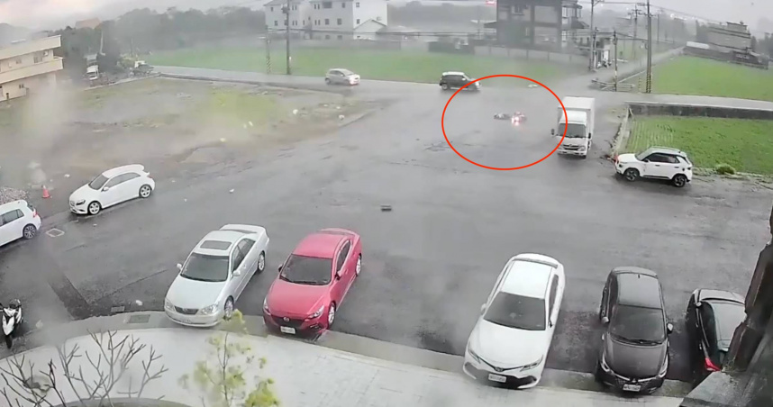 一名機車騎士騎到一半被強風吹倒，人車一起倒地。（圖／翻攝記者爆料網）