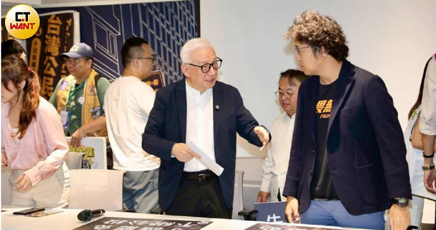 罷免團體「剷除黑芯」領銜人曹興誠（中）近日宣布罷免立委徐巧芯案第二階段連署突破門檻。（圖／方萬民攝）