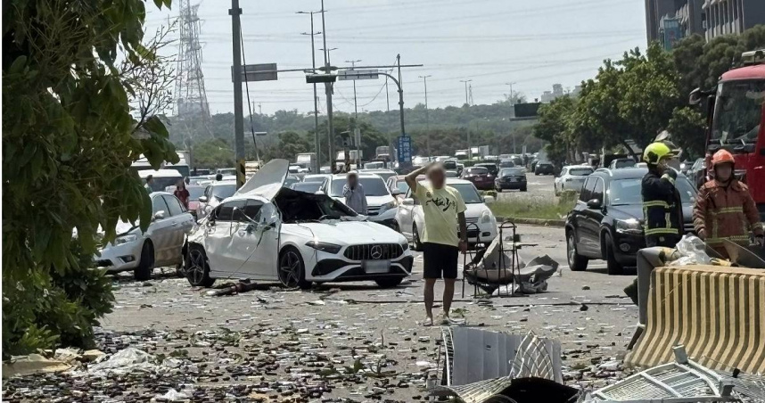 今日上午，台中市沙鹿區1輛曳引車在長下坡疑似遭遇煞車失控，因此連續追撞11輛機車、10輛汽車、1台腳踏車，並造成至少11人輕重傷。（圖／翻攝FB／沙鹿之美）