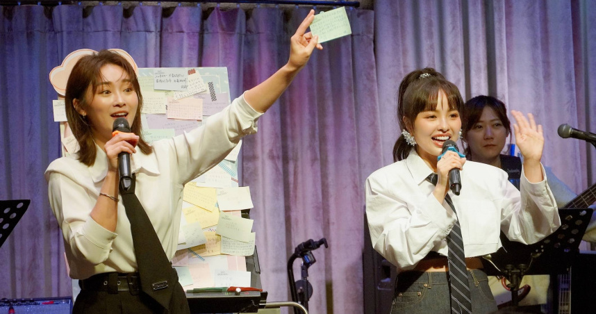 徐凱希（右）舉辦首場售票音樂會，《天才衝衝衝》主持搭檔張文綺特別擔任活動主持人。（圖／時代創藝提供）