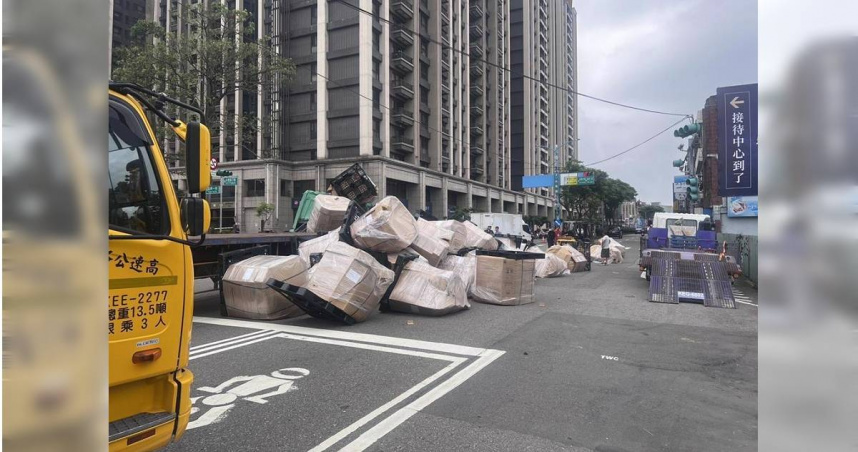 桃園市楊梅區今天上午11時46分發生交通事故，疑似因為自小客車未依規定轉彎，導致直行的大貨車閃避不及撞上。（圖／翻攝畫面）