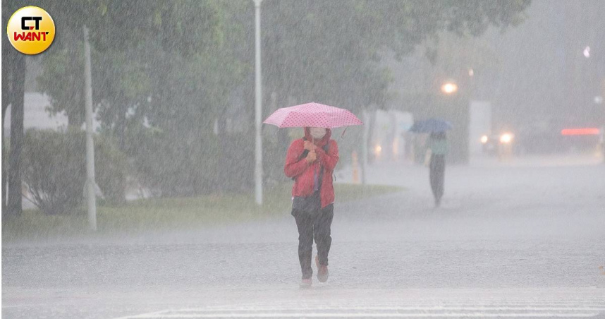 今天午後即將變天,有局部大雨發生的機率。(圖/黃耀徵攝)