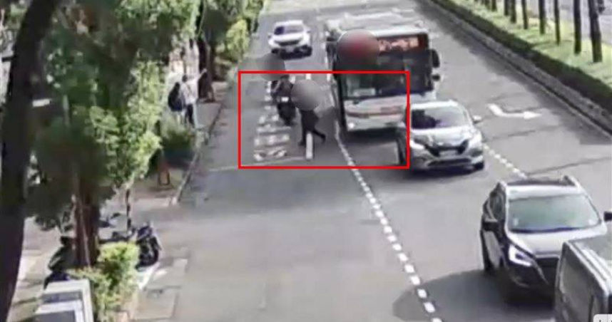 公車竟停馬路中間，乘客下車撞飛機車騎士慘摔。（ 圖／翻攝畫面）