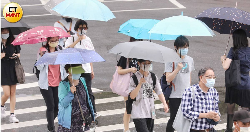 周末仍維持多雲到晴的天氣，但周日有鋒面接近，北部、東部和山區有大雷雨。（示意圖／趙文彬攝）