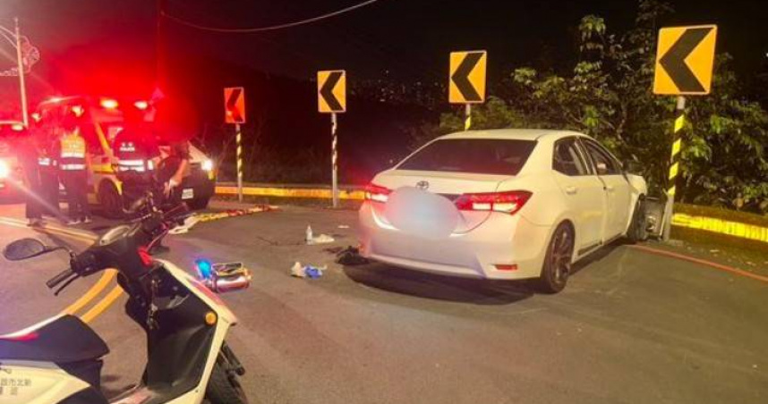 陳女無照駕車載4名男友人夜遊，豈料返程行經轉彎處時突自撞護欄，造成5人皆受傷送醫。（圖／翻攝畫面）