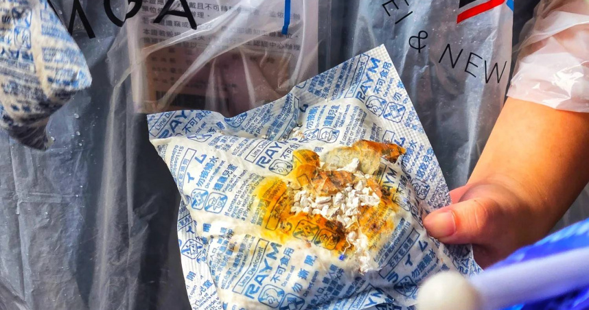 世壯運送給選手的大禮包，裡面有乾燥劑，下雨天碰水竟自燃。（圖／Threads／@arthur5168）