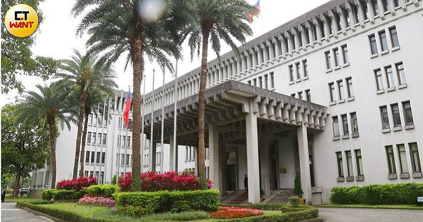 針對「大阪宿舍」登記移轉「卡關」，外交部做出最新回應。（圖／黃鵬杰攝）