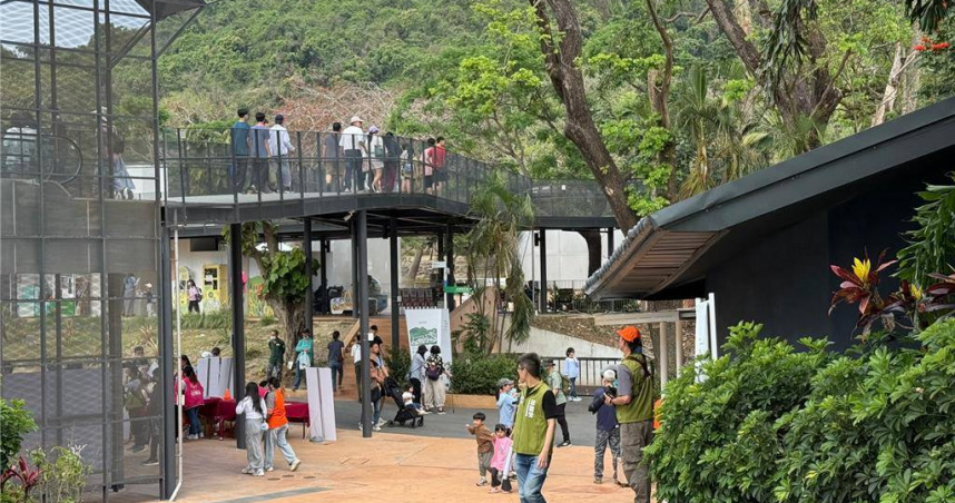 高市議員白喬茵今（20）日在總質詢時控訴，壽山動物園「冠豪豬淹死」、「動物日照曝曬、遮蔭不足」及「動物認養經費帳目不清楚不透明」，痛批園方做法不人道。對此，園方發出千字聲明強硬駁斥。圖為遊客參觀壽山動物園。（圖／中國時報柯宗緯攝）