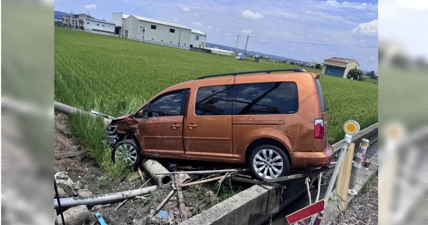 兩車在芬園鄉嘉東街一處交叉路口時發生碰撞，箱型車偏向撞斷路旁的電線桿後，倒栽入一旁稻田中，駕駛幸未受傷，休旅車駕駛胸口鈍挫傷，經送醫救護無大礙，車禍造成兩車車頭毀損。（圖／警方提供）
