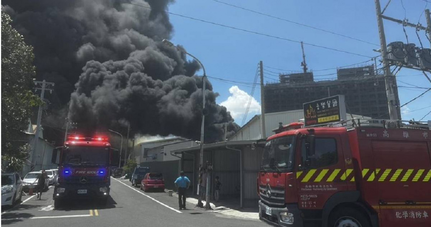 高雄市仁武區一間塑膠工廠23日上午驚傳火警，大量黑煙直衝天際，場面駭人，消防局獲報後立即出動多個分隊24車56人前往搶救，目前無人受困或受傷，詳細起火原因仍待釐清。（圖／警方提供）