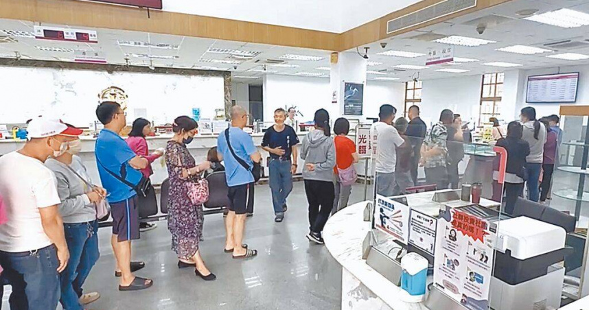 近期台幣升值，金門不少民眾大排長龍搶買人民幣。（圖／翻攝畫面）