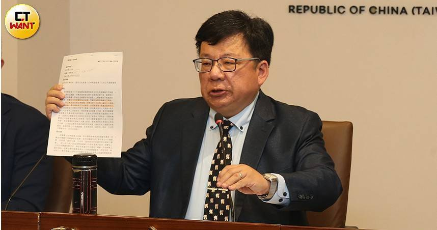 對於監察院秘書長李俊俋以公務車辦私事，民眾黨主席黃國昌27日批評，如果還有為官的有點羞恥心，就應知所進退。（圖／黃鵬杰攝）