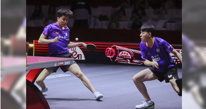 林昀儒（左）、高承睿（右）在2025年桌球錦標賽男子雙打賽事摘得銀牌。（圖／達志／美聯社）