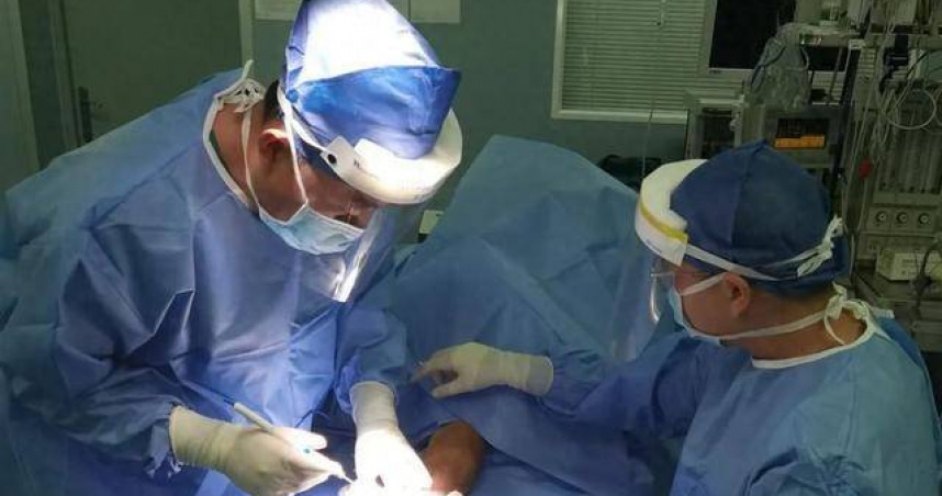 浙江一名男子用剪刀拆包裹，竟不慎刺斷左前臂的大動脈。（圖／翻攝自魯中晨報）