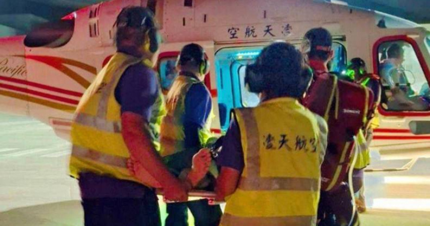 澎湖1名男子在進行肩頸按摩時,疑因血包壓迫神經導致半身截攤,隨後由直升機轉送高醫治療。(圖/翻攝畫面)