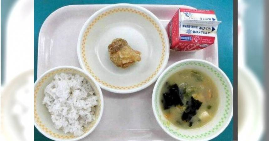 福岡某小學的營養午餐主菜只有一塊唐揚雞,被嫌太寒酸。(圖/翻攝X)