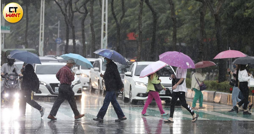 中南部今晚豪雨持續轟炸,民眾外出務必注意安全。(圖/劉耿豪攝)