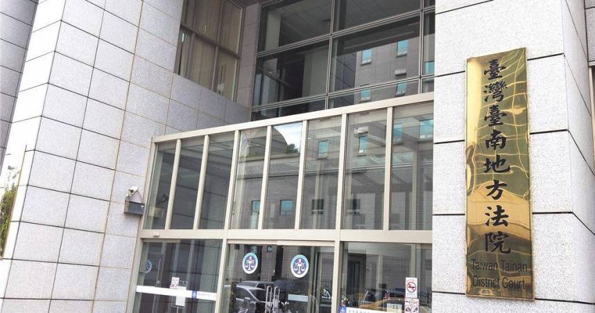 台南一名男子為感謝母親撫養之恩改從母姓，卻遭母親趕出家門要求改回父姓才能回家，向法院聲請再次變更姓氏遭駁回。法院指出，民法規定成年人變更姓氏以一次為限，無法再次申請。（圖／報系資料照）