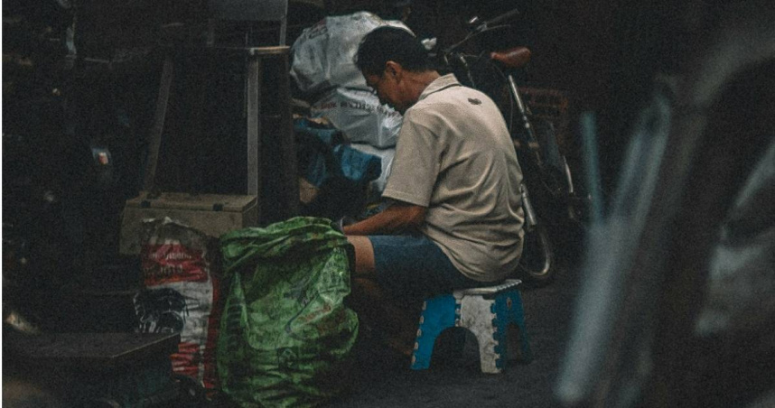 爸爸身家雄厚還有高學歷,私下卻愛撿廢品還逼女兒幫忙處理瓶罐,讓她超崩潰。(示意圖,與事件無關/Unsplash)