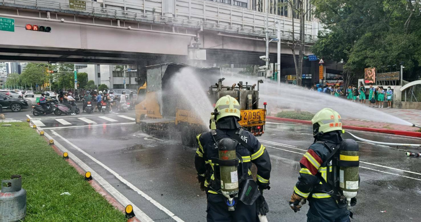 台北市大安區18日下午，1輛工程車突然起火燃燒，所幸現場無人受困。（圖／翻攝畫面）