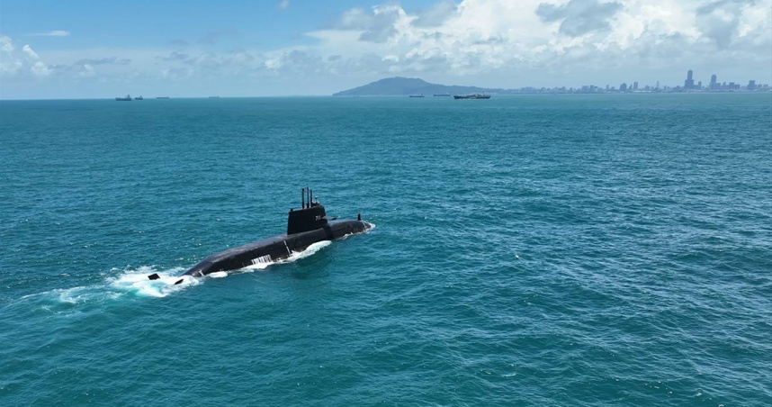 台船說明，「海鯤軍艦」左舷艦艏側船殼凸起處，為「被動測距聲納（Passive Ranging SONAR）」，屬先進整合聲納系統裝備之一部分，因該聲納護罩內，裝置高精度電子聲納元件而凸起，非艇殼變形，故絕無所謂的「艇體變形」。（圖為17日海鯤軍艦海上測試／取自台船官網）