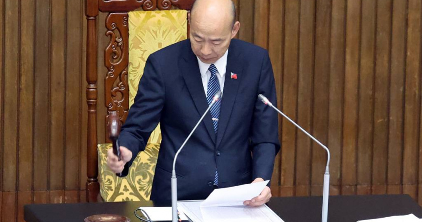 在立法院長韓國瑜敲槌後，立法院1日院會三讀通過「國際金融業務條例第22條之16條文修正草案」、「證券投資人及期貨交易人保護法部分條文修正草案」。（圖／中國時報姚志平攝）