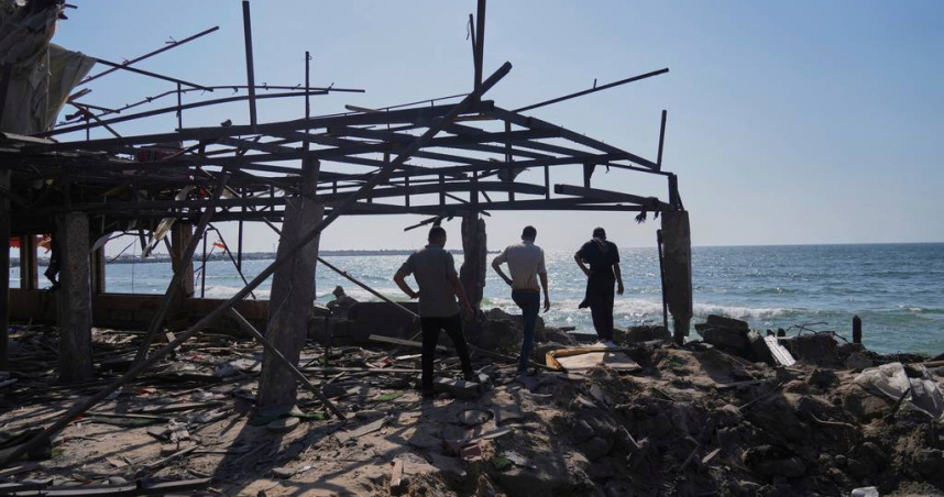 以色列空襲破壞加薩城一家咖啡館。（圖／美聯社／達志）