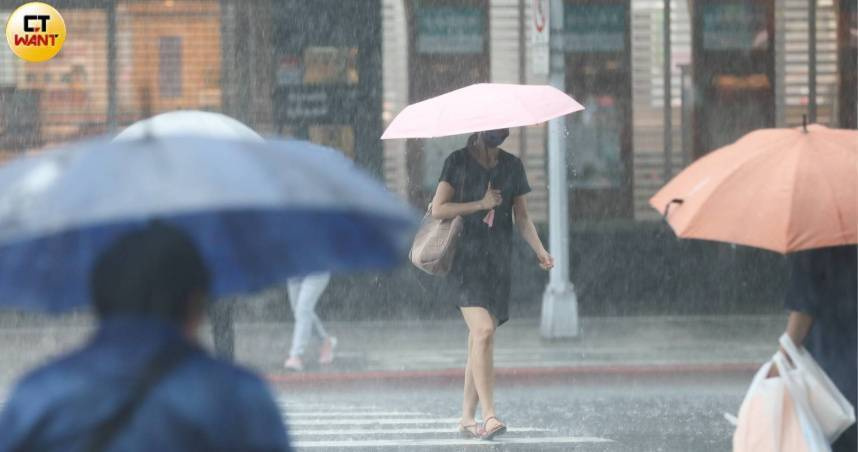 今天中南部多個縣市出現豪大雨,其中彰化縣多地已傳出淹水情況。(示意圖/張文玠攝)