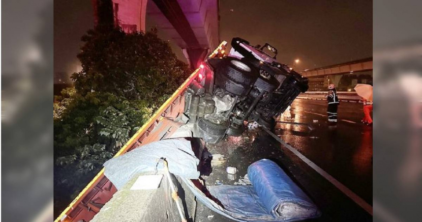 桃園交流道凌晨驚悚翻覆釀回堵。（圖／翻攝畫面）