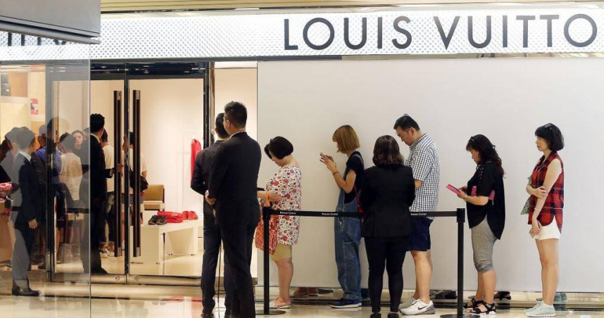 路易威登（Louis Vuitton）緊急以手機簡訊通知客戶，告知客戶個資已於7月2日遭駭外洩。（圖／本報系資料照片）