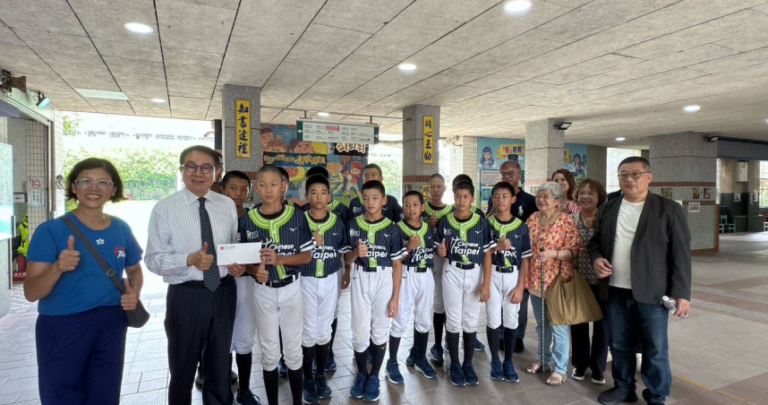 弘久會創會會長洪奇昌（左2）與常務理事鍾鎮宇為東園國小少棒隊加油打氣，祝福他們在威廉波特少棒賽旗開得勝。（圖／洪婉臻辦公室提供）