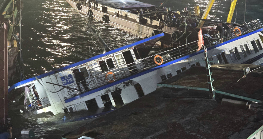 越南下龍灣觀光船因遇到暴雨,遭大浪掀翻。(圖/翻攝自X/@VietnamNewsVNS)